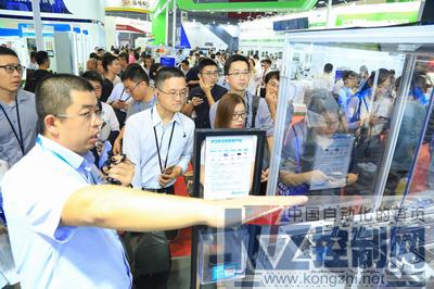 图3 台达在2018工博会上的展出的智能工厂解决方案不断吸引众多业界观众前来参观、交流。.JPG